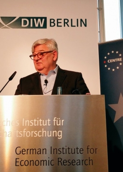 Der "Gottvater" und der Brexit: Joschka Fischer geht auf die Knie